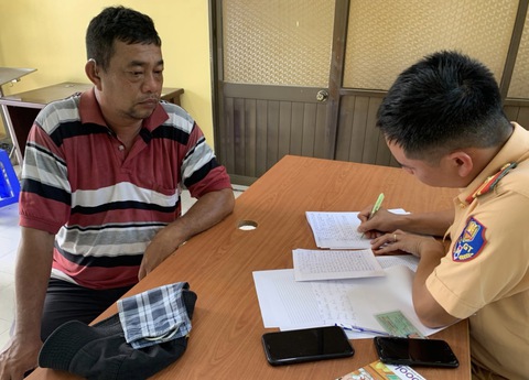 Xử phạt tài xế xe tải cầm dao dọa tài xế xe cứu thương - Ảnh 1. Xử phạt tài xế xe tải cầm dao dọa tài xế xe cứu thương - Ảnh 1.