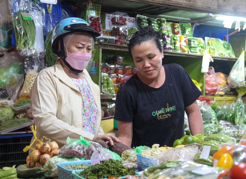 Chợ lẻ kéo khách bằng giảm giá - Ảnh 1. Chợ lẻ kéo khách bằng giảm giá - Ảnh 1.