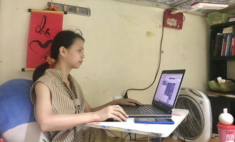 Cất xe máy, đi xe buýt đối phó xăng tăng, học phí tăng - Ảnh 1. Cất xe máy, đi xe buýt đối phó xăng tăng, học phí tăng - Ảnh 1.