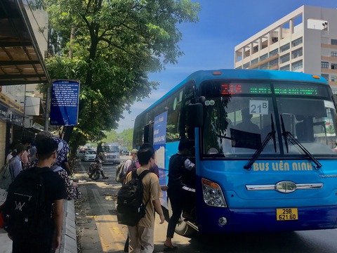 Cất xe máy, đi xe buýt đối phó xăng tăng, học phí tăng - Ảnh 2. Cất xe máy, đi xe buýt đối phó xăng tăng, học phí tăng - Ảnh 2.