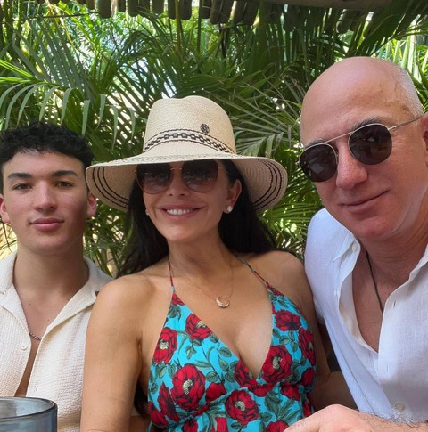 Kiểu nghỉ hè và xài tiền của các tỉ phú Jeff Bezos, Mark Zuckerberg, Richard Branson... - Ảnh 3. Kiểu nghỉ hè và xài tiền của các tỉ phú Jeff Bezos, Mark Zuckerberg, Richard Branson... - Ảnh 3.