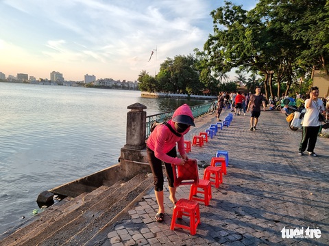 Ghế nhựa, bàn, chiếu... lại rải kín vỉa hè hồ Tây để bán hàng, cấm phóng viên chụp ảnh - Ảnh 1. Ghế nhựa, bàn, chiếu... lại rải kín vỉa hè hồ Tây để bán hàng, cấm phóng viên chụp ảnh - Ảnh 1.