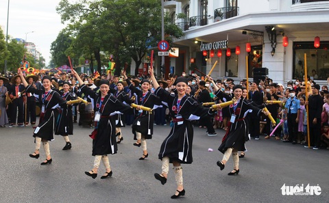 Nghệ sĩ bốn phương khuấy động đường phố Huế trong dịp Festival Huế 2022 - Ảnh 3. Nghệ sĩ bốn phương khuấy động đường phố Huế trong dịp Festival Huế 2022 - Ảnh 3.