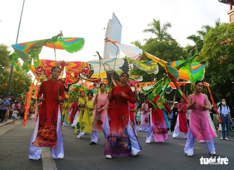 Nghệ sĩ bốn phương khuấy động đường phố Huế trong dịp Festival Huế 2022 - Ảnh 2. Nghệ sĩ bốn phương khuấy động đường phố Huế trong dịp Festival Huế 2022 - Ảnh 2.