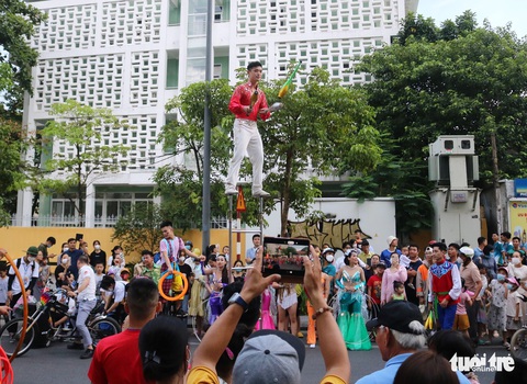 Nghệ sĩ bốn phương khuấy động đường phố Huế trong dịp Festival Huế 2022 - Ảnh 4. Nghệ sĩ bốn phương khuấy động đường phố Huế trong dịp Festival Huế 2022 - Ảnh 4.