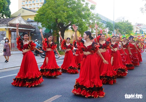 Nghệ sĩ bốn phương khuấy động đường phố Huế trong dịp Festival Huế 2022 - Ảnh 1. Nghệ sĩ bốn phương khuấy động đường phố Huế trong dịp Festival Huế 2022 - Ảnh 1.