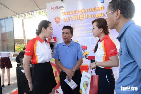 Chuyến xe Không tiền mặt bên cầu Rồng đang thu hút người dân Đà Nẵng - Ảnh 4. Chuyến xe Không tiền mặt bên cầu Rồng đang thu hút người dân Đà Nẵng - Ảnh 4.