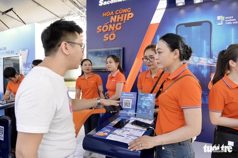 Chuyến xe Không tiền mặt bên cầu Rồng đang thu hút người dân Đà Nẵng - Ảnh 1. Chuyến xe Không tiền mặt bên cầu Rồng đang thu hút người dân Đà Nẵng - Ảnh 1.