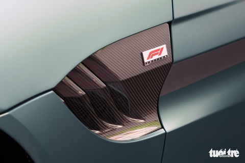 Aston Martin Vantage F1 Edition đầu tiên Việt Nam giá gần 18,8 tỉ đồng - Ảnh 8. Aston Martin Vantage F1 Edition đầu tiên Việt Nam giá gần 18,8 tỉ đồng - Ảnh 8.