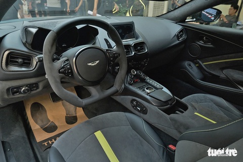 Aston Martin Vantage F1 Edition đầu tiên Việt Nam giá gần 18,8 tỉ đồng - Ảnh 4. Aston Martin Vantage F1 Edition đầu tiên Việt Nam giá gần 18,8 tỉ đồng - Ảnh 4.