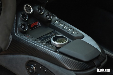 Aston Martin Vantage F1 Edition đầu tiên Việt Nam giá gần 18,8 tỉ đồng - Ảnh 11. Aston Martin Vantage F1 Edition đầu tiên Việt Nam giá gần 18,8 tỉ đồng - Ảnh 11.
