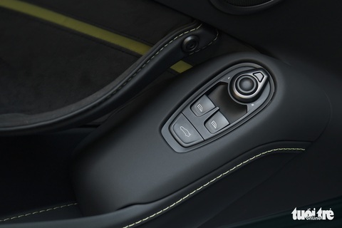 Aston Martin Vantage F1 Edition đầu tiên Việt Nam giá gần 18,8 tỉ đồng - Ảnh 12. Aston Martin Vantage F1 Edition đầu tiên Việt Nam giá gần 18,8 tỉ đồng - Ảnh 12.