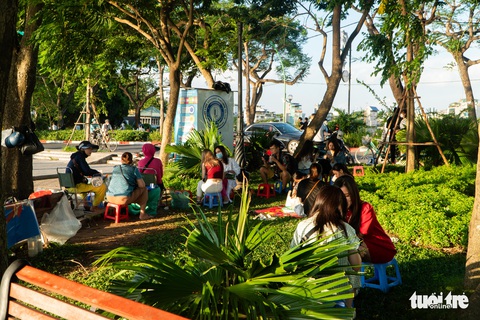 Ghế nhựa, bàn, chiếu... lại rải kín vỉa hè hồ Tây để bán hàng, cấm phóng viên chụp ảnh - Ảnh 3. Ghế nhựa, bàn, chiếu... lại rải kín vỉa hè hồ Tây để bán hàng, cấm phóng viên chụp ảnh - Ảnh 3.