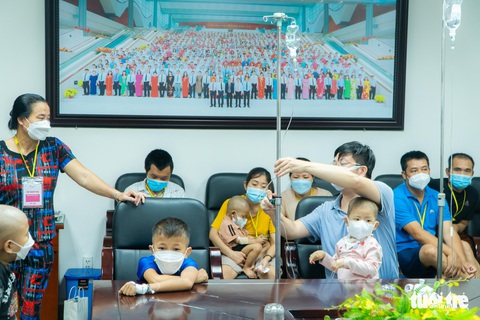 Bệnh nhi ung thư nhận áo hoa mặt trời: Áo đẹp lắm, con thích lắm - Ảnh 3. Bệnh nhi ung thư nhận áo hoa mặt trời: Áo đẹp lắm, con thích lắm - Ảnh 3.