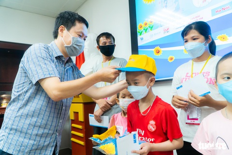 Bệnh nhi ung thư nhận áo hoa mặt trời: Áo đẹp lắm, con thích lắm - Ảnh 4. Bệnh nhi ung thư nhận áo hoa mặt trời: Áo đẹp lắm, con thích lắm - Ảnh 4.