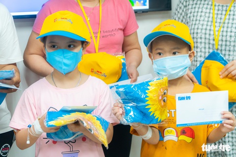 Bệnh nhi ung thư nhận áo hoa mặt trời: Áo đẹp lắm, con thích lắm - Ảnh 5. Bệnh nhi ung thư nhận áo hoa mặt trời: Áo đẹp lắm, con thích lắm - Ảnh 5.