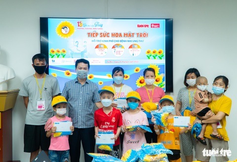 Bệnh nhi ung thư nhận áo hoa mặt trời: Áo đẹp lắm, con thích lắm - Ảnh 6. Bệnh nhi ung thư nhận áo hoa mặt trời: Áo đẹp lắm, con thích lắm - Ảnh 6.