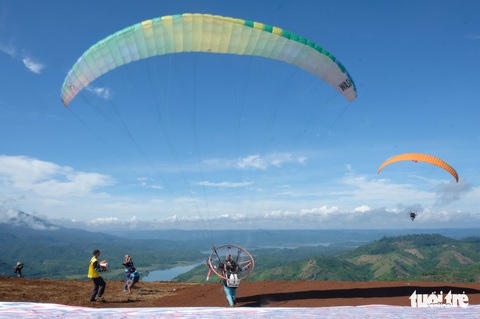 Mãn nhãn với màn bay cao hơn 1.800m trên hồ Tà Đùng - Ảnh 6. Mãn nhãn với màn bay cao hơn 1.800m trên hồ Tà Đùng - Ảnh 6.