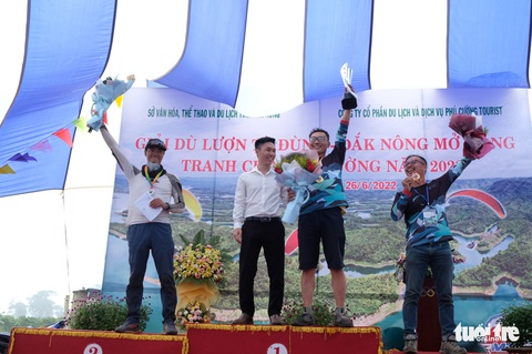 Mãn nhãn với màn bay cao hơn 1.800m trên hồ Tà Đùng - Ảnh 3. Mãn nhãn với màn bay cao hơn 1.800m trên hồ Tà Đùng - Ảnh 3.