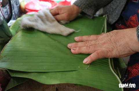 Xem một gia đình người miền Tây gói bánh ít cúng ông bà - Ảnh 3. Xem một gia đình người miền Tây gói bánh ít cúng ông bà - Ảnh 3.