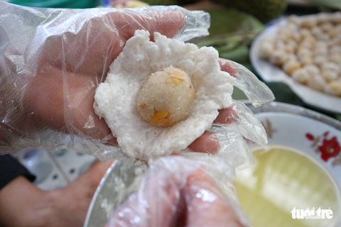 Xem một gia đình người miền Tây gói bánh ít cúng ông bà - Ảnh 5. Xem một gia đình người miền Tây gói bánh ít cúng ông bà - Ảnh 5.