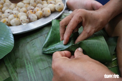 Xem một gia đình người miền Tây gói bánh ít cúng ông bà - Ảnh 7. Xem một gia đình người miền Tây gói bánh ít cúng ông bà - Ảnh 7.