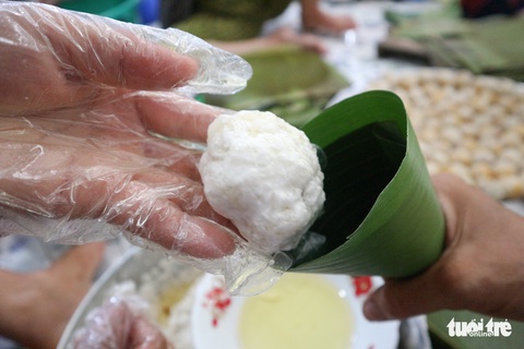 Xem một gia đình người miền Tây gói bánh ít cúng ông bà - Ảnh 6. Xem một gia đình người miền Tây gói bánh ít cúng ông bà - Ảnh 6.