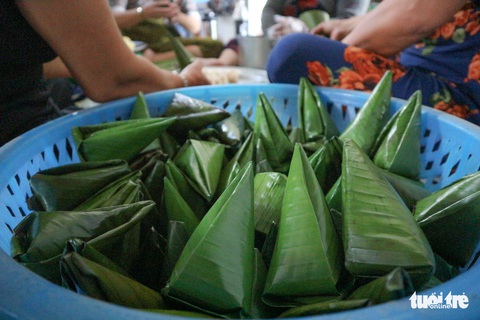 Xem một gia đình người miền Tây gói bánh ít cúng ông bà - Ảnh 8. Xem một gia đình người miền Tây gói bánh ít cúng ông bà - Ảnh 8.