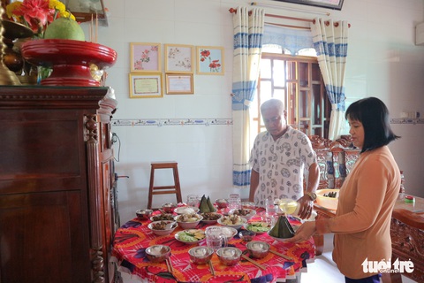 Xem một gia đình người miền Tây gói bánh ít cúng ông bà - Ảnh 11. Xem một gia đình người miền Tây gói bánh ít cúng ông bà - Ảnh 11.
