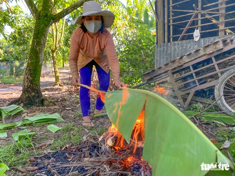 Xem một gia đình người miền Tây gói bánh ít cúng ông bà - Ảnh 2. Xem một gia đình người miền Tây gói bánh ít cúng ông bà - Ảnh 2.
