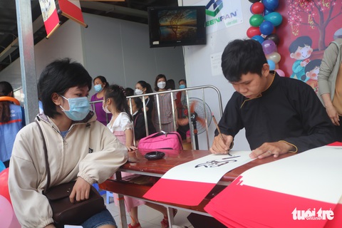 Người bệnh xúc động mua dầu ăn, mắm, muối, gạo, trái cây... ở phiên chợ 0 đồng - Ảnh 2. Người bệnh xúc động mua dầu ăn, mắm, muối, gạo, trái cây... ở phiên chợ 0 đồng - Ảnh 2.
