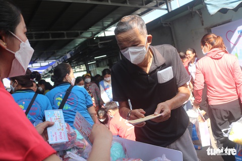 Người bệnh xúc động mua dầu ăn, mắm, muối, gạo, trái cây... ở phiên chợ 0 đồng - Ảnh 3. Người bệnh xúc động mua dầu ăn, mắm, muối, gạo, trái cây... ở phiên chợ 0 đồng - Ảnh 3.