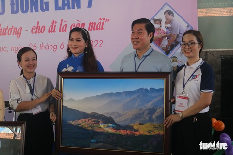 Người bệnh xúc động mua dầu ăn, mắm, muối, gạo, trái cây... ở phiên chợ 0 đồng - Ảnh 4. Người bệnh xúc động mua dầu ăn, mắm, muối, gạo, trái cây... ở phiên chợ 0 đồng - Ảnh 4.
