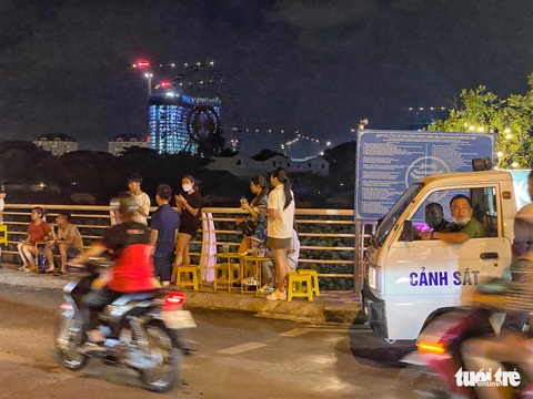 Ghế nhựa, bàn, chiếu... lại rải kín vỉa hè hồ Tây để bán hàng, cấm phóng viên chụp ảnh - Ảnh 9. Ghế nhựa, bàn, chiếu... lại rải kín vỉa hè hồ Tây để bán hàng, cấm phóng viên chụp ảnh - Ảnh 9.
