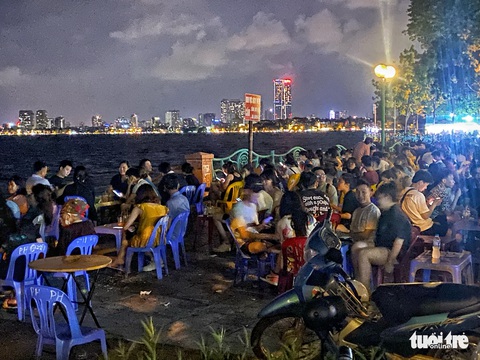 Ghế nhựa, bàn, chiếu... lại rải kín vỉa hè hồ Tây để bán hàng, cấm phóng viên chụp ảnh - Ảnh 7. Ghế nhựa, bàn, chiếu... lại rải kín vỉa hè hồ Tây để bán hàng, cấm phóng viên chụp ảnh - Ảnh 7.