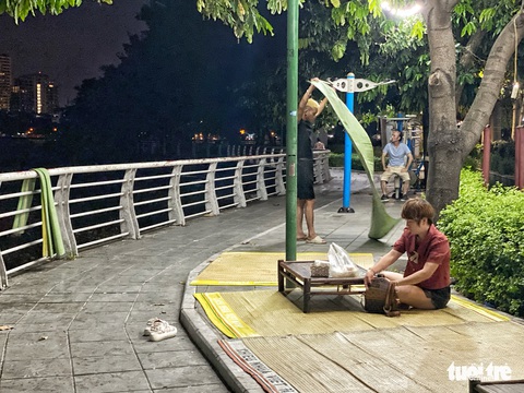 Ghế nhựa, bàn, chiếu... lại rải kín vỉa hè hồ Tây để bán hàng, cấm phóng viên chụp ảnh - Ảnh 6. Ghế nhựa, bàn, chiếu... lại rải kín vỉa hè hồ Tây để bán hàng, cấm phóng viên chụp ảnh - Ảnh 6.