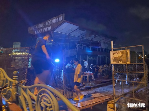Ghế nhựa, bàn, chiếu... lại rải kín vỉa hè hồ Tây để bán hàng, cấm phóng viên chụp ảnh - Ảnh 8. Ghế nhựa, bàn, chiếu... lại rải kín vỉa hè hồ Tây để bán hàng, cấm phóng viên chụp ảnh - Ảnh 8.