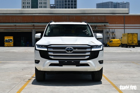 Land Cruiser 300 dừng đặt cọc tại Việt Nam, dân buôn hét giá xe cũ chênh gần 2 tỉ đồng - Ảnh 1. Land Cruiser 300 dừng đặt cọc tại Việt Nam, dân buôn hét giá xe cũ chênh gần 2 tỉ đồng - Ảnh 1.