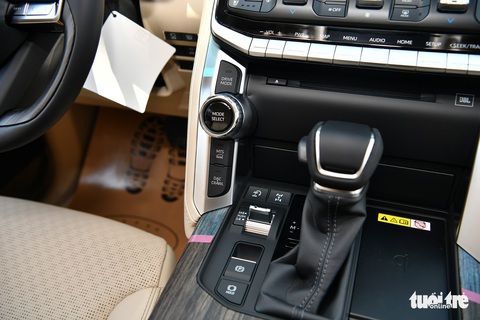 Land Cruiser 300 dừng đặt cọc tại Việt Nam, dân buôn hét giá xe cũ chênh gần 2 tỉ đồng - Ảnh 6. Land Cruiser 300 dừng đặt cọc tại Việt Nam, dân buôn hét giá xe cũ chênh gần 2 tỉ đồng - Ảnh 6.