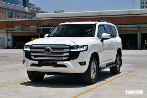Land Cruiser 300 dừng đặt cọc tại Việt Nam, dân buôn hét giá xe cũ chênh gần 2 tỉ đồng - Ảnh 9. Land Cruiser 300 dừng đặt cọc tại Việt Nam, dân buôn hét giá xe cũ chênh gần 2 tỉ đồng - Ảnh 9.