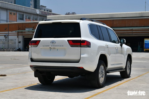 Land Cruiser 300 dừng đặt cọc tại Việt Nam, dân buôn hét giá xe cũ chênh gần 2 tỉ đồng - Ảnh 11. Land Cruiser 300 dừng đặt cọc tại Việt Nam, dân buôn hét giá xe cũ chênh gần 2 tỉ đồng - Ảnh 11.