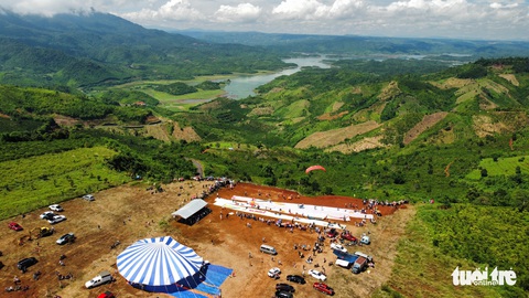 Mãn nhãn với màn bay cao hơn 1.800m trên hồ Tà Đùng - Ảnh 4. Mãn nhãn với màn bay cao hơn 1.800m trên hồ Tà Đùng - Ảnh 4.