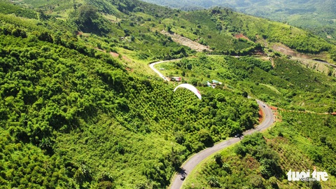 Mãn nhãn với màn bay cao hơn 1.800m trên hồ Tà Đùng - Ảnh 5. Mãn nhãn với màn bay cao hơn 1.800m trên hồ Tà Đùng - Ảnh 5.