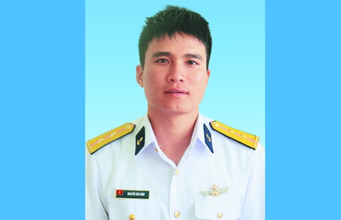 Trung úy hải quân hồi sức tim phổi cứu sống nạn nhân đuối nước - Ảnh 2. Trung úy hải quân hồi sức tim phổi cứu sống nạn nhân đuối nước - Ảnh 2.