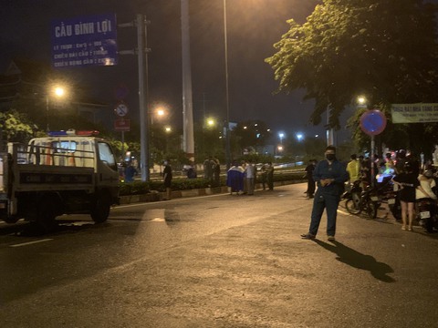 Điều tra vụ nam sinh viên tử vong, nữ sinh viên bị thương trên đường Phạm Văn Đồng lúc rạng sáng - Ảnh 1. Điều tra vụ nam sinh viên tử vong, nữ sinh viên bị thương trên đường Phạm Văn Đồng lúc rạng sáng - Ảnh 1.
