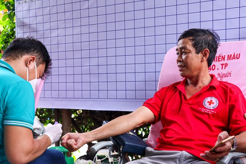 Hơn 100 người hiến máu tình nguyện, trao gửi yêu thương - Ảnh 1. Hơn 100 người hiến máu tình nguyện, trao gửi yêu thương - Ảnh 1.