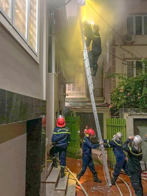 Cứu 4 người trong một gia đình khỏi đám cháy lúc rạng sáng - Ảnh 1. Cứu 4 người trong một gia đình khỏi đám cháy lúc rạng sáng - Ảnh 1.