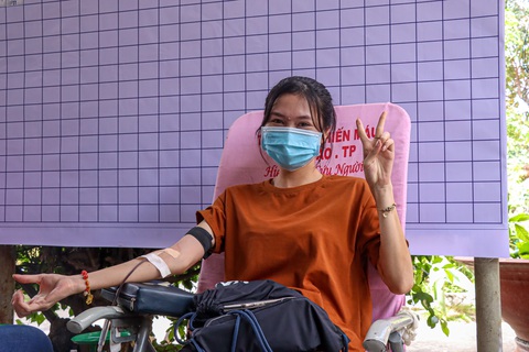 Hơn 100 người hiến máu tình nguyện, trao gửi yêu thương - Ảnh 2. Hơn 100 người hiến máu tình nguyện, trao gửi yêu thương - Ảnh 2.