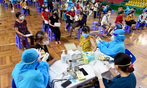 Tăng tiêm chủng không phải vì thừa vắc xin COVID-19 - Ảnh 1. Tăng tiêm chủng không phải vì thừa vắc xin COVID-19 - Ảnh 1.