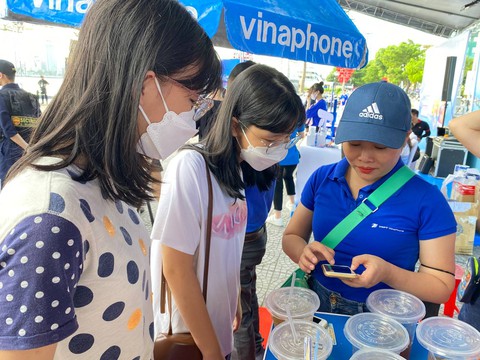 VNPT Money “níu chân” người dân Đà Nẵng tại sự kiện chuyến xe Không tiền mặt - Ảnh 1. VNPT Money “níu chân” người dân Đà Nẵng tại sự kiện chuyến xe Không tiền mặt - Ảnh 1.